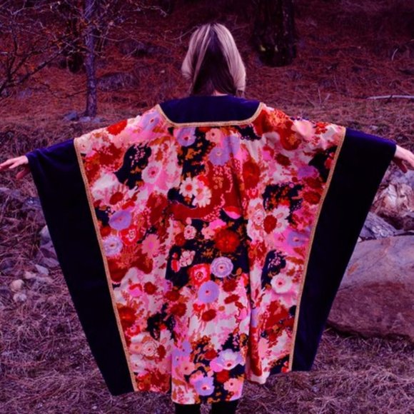 Vintage Cape - Picture 1 of 5